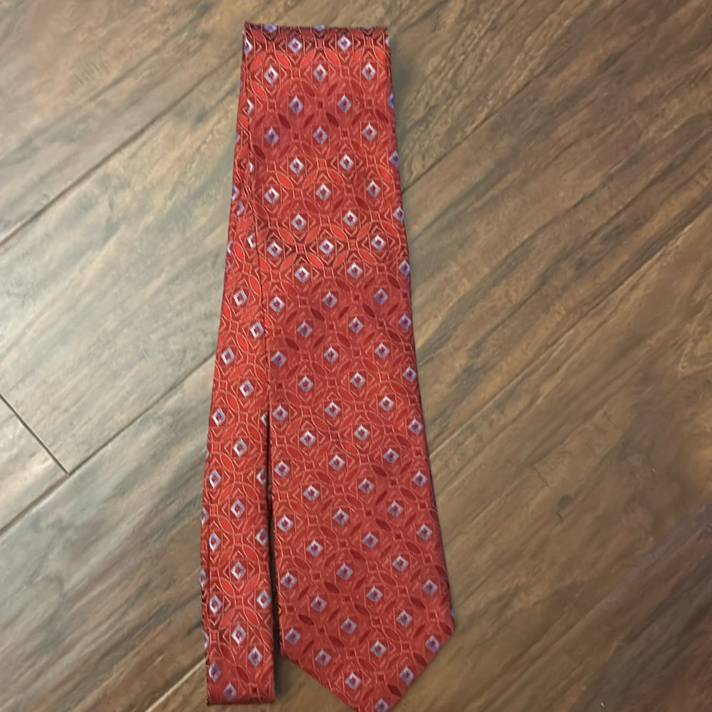Red silk tie
Daniel cremieux
100 silk
